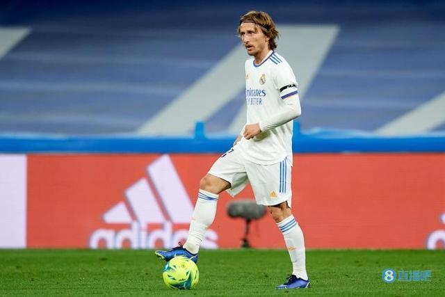 欧文背身单打得分，技术精湛